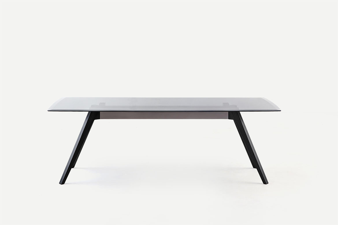delat atable with glass top and metal legs in titanio color