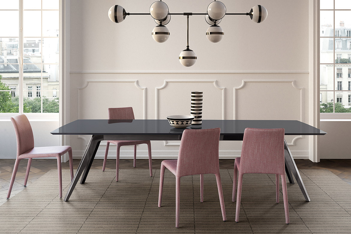 delta con piano in vetro fisso color fumè gambe in metallo titanio e sedie emi in tessuto sfpderabile rosa soggiorno Pianca