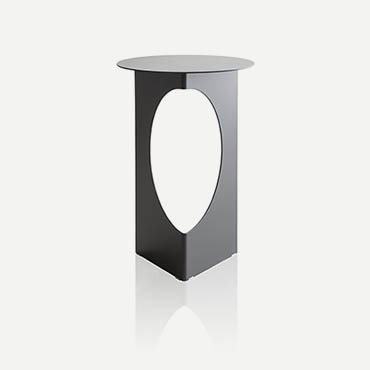 tavolino con piano rotondo in metallo verniciato grigio design Tim Kerp per pianca