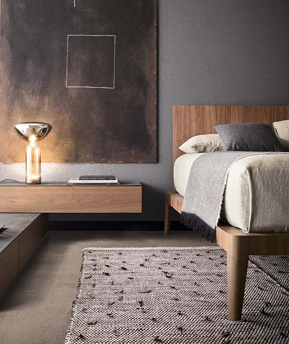 letto spillo in legno canaletto e comodino spazio in legno con top in pietra pianca, tappeto ulisse tessoria asolana