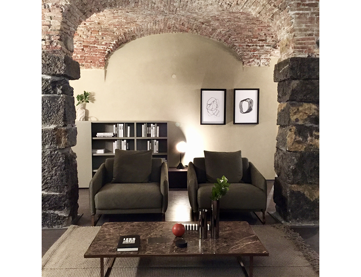Pianca monomarca asolo poltrone design emilio nanni, tavolino icora con piano in marmo emperador