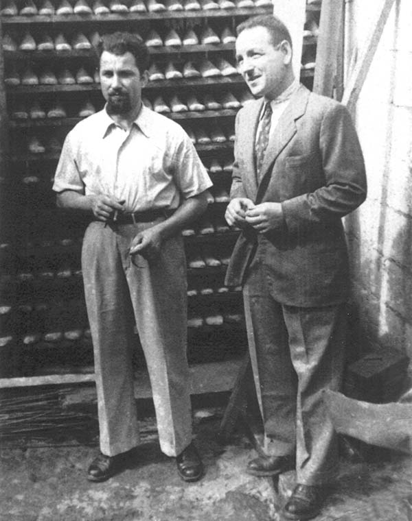 1948 Enrico e Giambattista, cugini-fratelli, emigrano in Venezuela. Lì, fondano un’azienda che produce forme per calzatura in legno