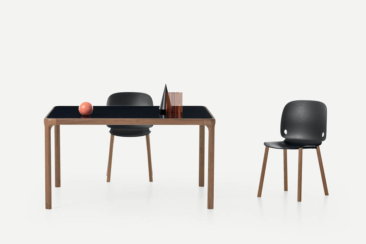 tavolo inari con piano in vetro e struttura in legno sedie con seduta in poliuretano nero e gambe in legno pianca