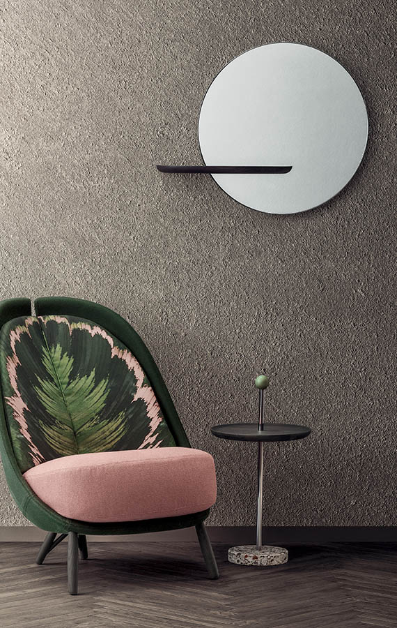 specchio rotondo con mensola in legno contralto, tavolino con base in terrazzo , piano in legno rovere grigio e pomolo contralto design cmp studio, calatea poltrona con stampa personalizzata con foglia gambe in legno rovere grigio e seduta imbottita con tessuto rosa design cristina celestino per pianca
