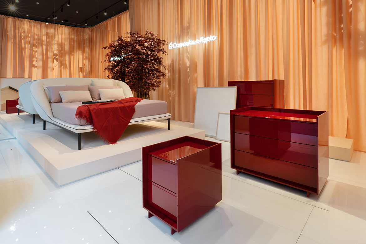 letto imbottito in tessuto bianco design Simone Bonanni per pianca e complementi zona notte comodini, como rossi