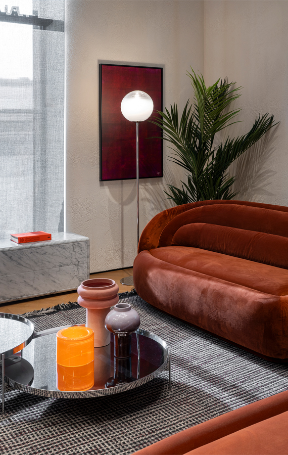 Living showroom Pianca & Partners Fuorisalone 2025 con divano Peonia e nuova madia Orizzonte di design
