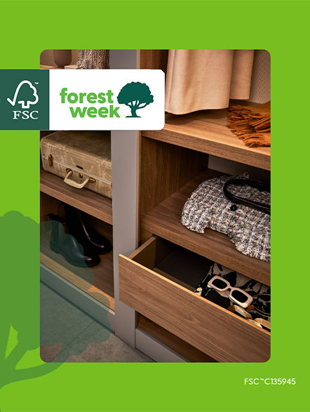 Cabina Sipario Pianca con cassetti e mensole, soluzione di design certificata FSC che unisce lusso e sostenibilità ambientale.