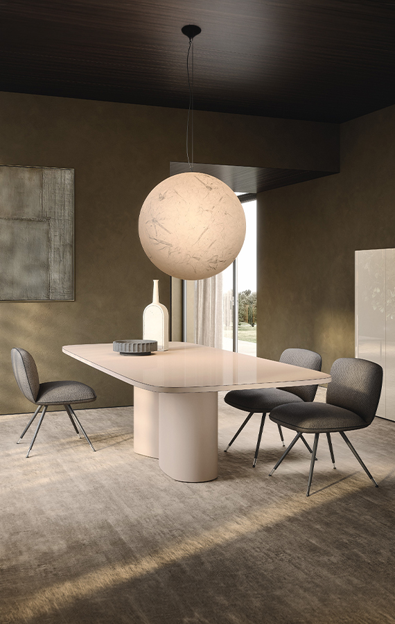 Tavolo Sabi di Pianca, design Zanellato Bortotto, con basamento scultoreo e piano sagomato, arredo di design per sala da pranzo contemporanea.