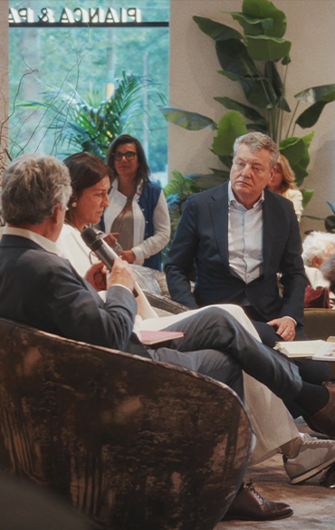Luciano Pollifrone e Aldo Pianca in dialogo durante evento DAMA, incontro su design e architettura al Fuorisalone Milano 2026.