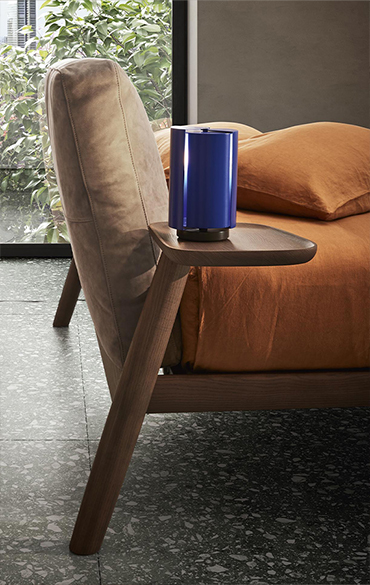 Letto Dioniso Pianca in legno certificato FSC®, dettaglio della struttura in legno e del piano laterale integrato.