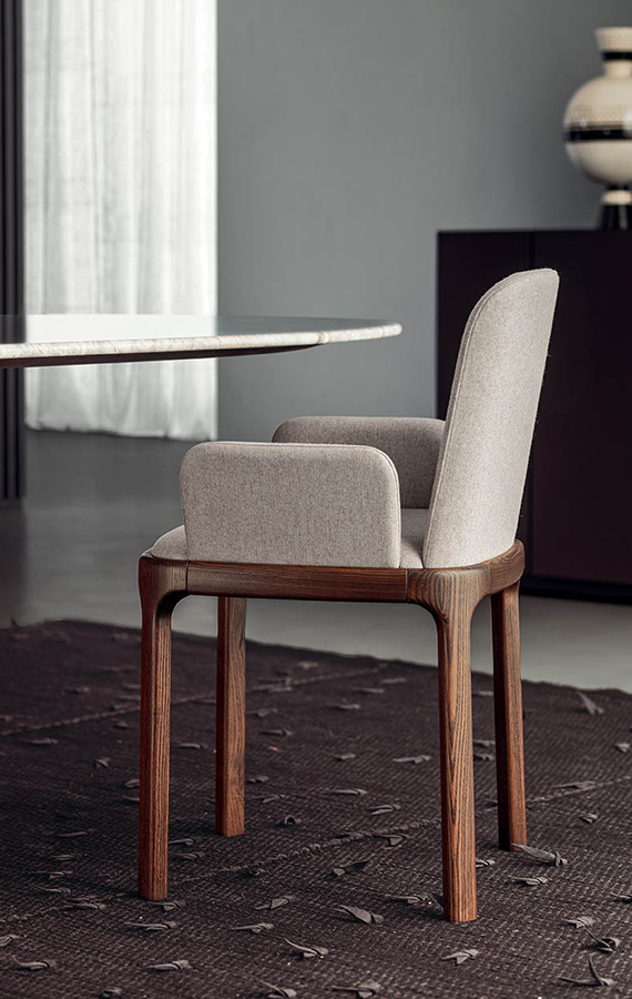 Sedia Inari Pianca in legno certificato FSC®, con struttura in legno e seduta imbottita in un ambiente elegante.